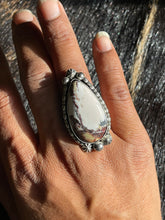 Load image into Gallery viewer, White Buffalo Swirly
